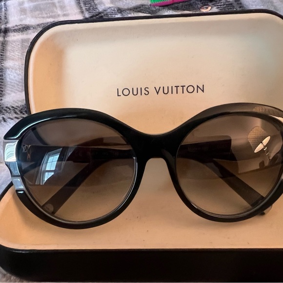 Louis Vuitton Sunglasses - Picture 4 of 5